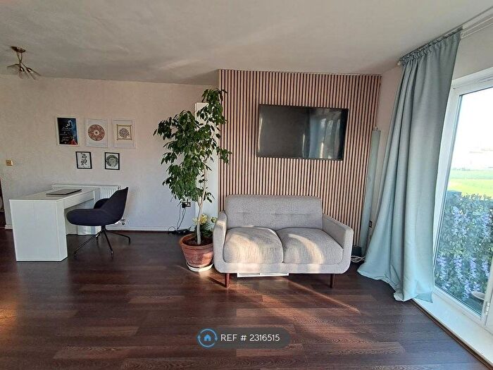 2 Bedroom Flat To Rent In Blackthorn Road, Ilford, IG1