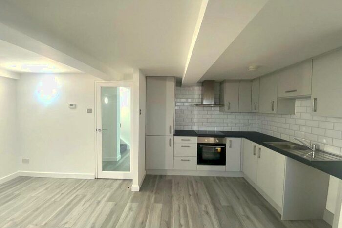 2 Bedroom Flat To Rent In Whingate, Leeds, West Yorkshire, LS12