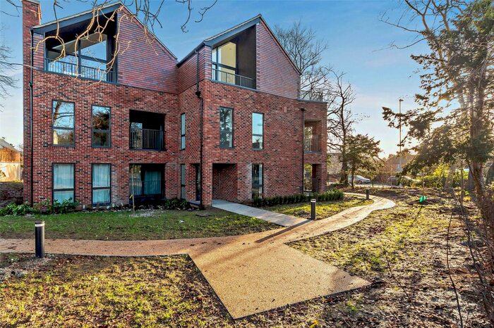 2 Bedroom Flat To Rent In Hills Road, Cambridge, Cambridgeshire, CB2