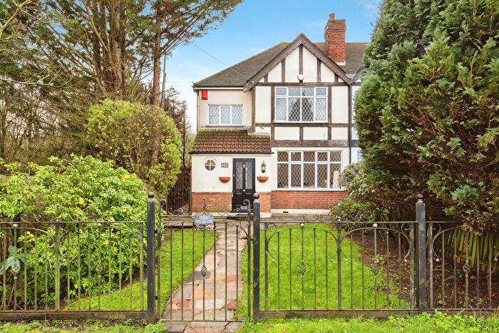 3 Bedroom Semi Detached House For Sale In Southgate Road, Potters Bar, EN6