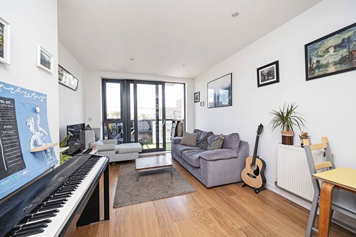 1 Bedroom Flat For Sale In Graciosa Court, Stepney, London, E1