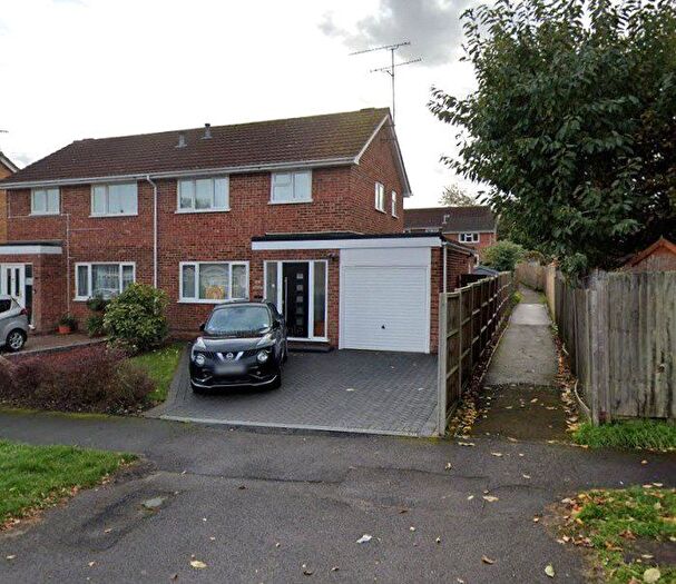 3 Bedroom Semi Detached House For Sale In Lymington Avenue, Yateley, Hampshire, GU46