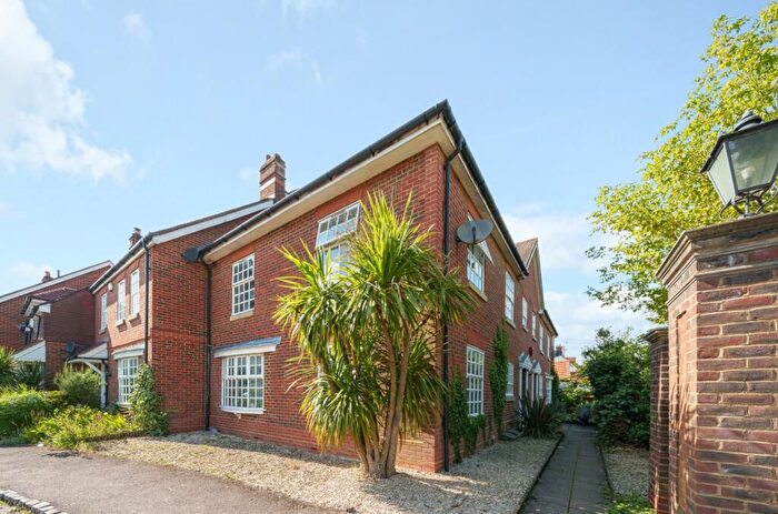 2 Bedroom Flat To Rent In Crossways, Beaconsfield, HP9