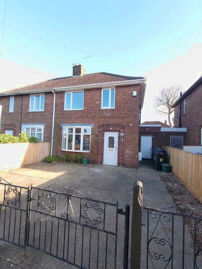 3 Bedroom Semi-Detached House To Rent In Pershore Avenue, Grimsby, DN34