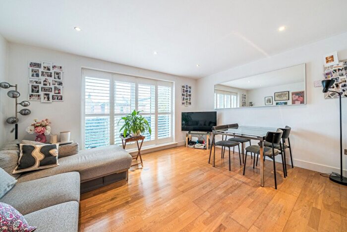 2 Bedroom Flat For Sale In Falcon Road, London, SW11