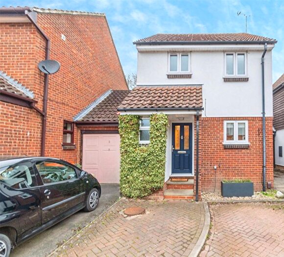 3 Bedroom Link Detached House For Sale In Stratton Mews, Leighton Buzzard, Bedfordshire, LU7