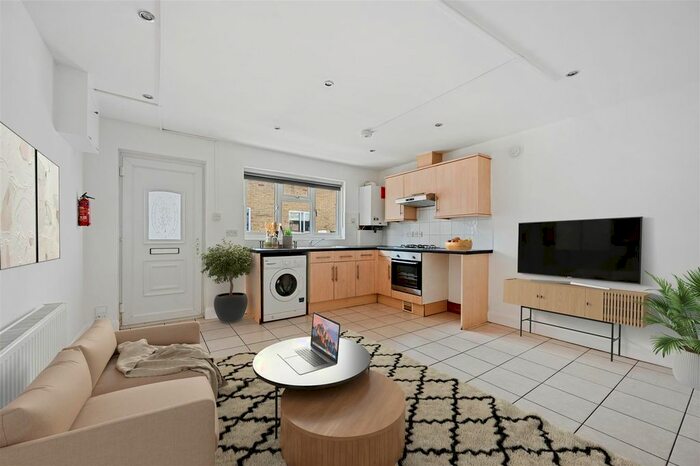 2 Bedroom Flat To Rent In Gleneldon Road, London, SW16