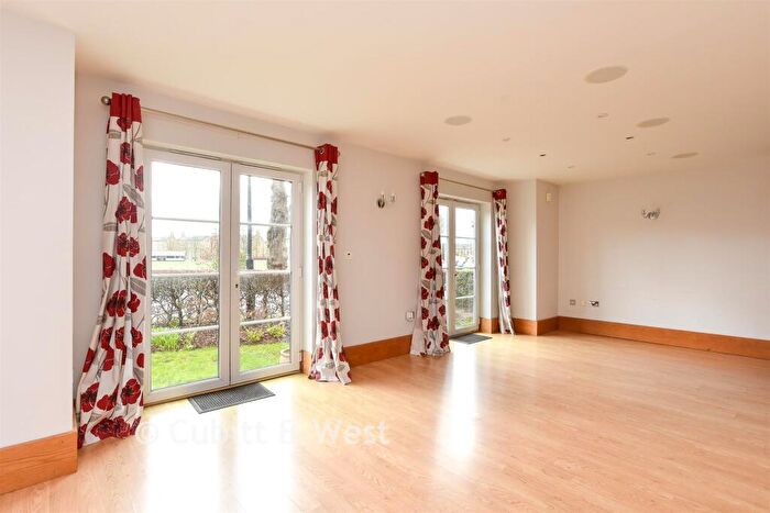 1 Bedroom Flat For Sale In Coldstream Road, Caterham, Surrey, CR3