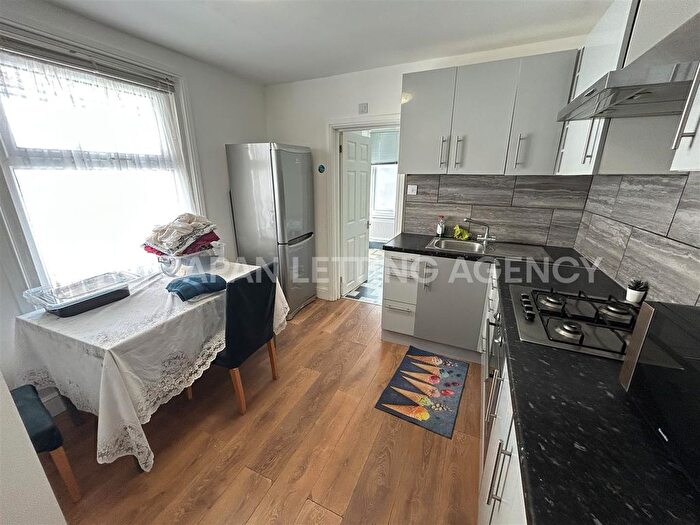 2 Bedroom Flat To Rent In Acton Lane, Acton, W3