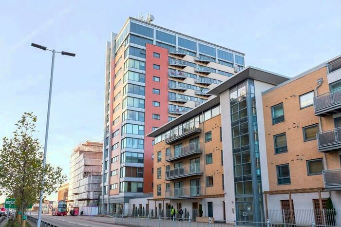 2 Bedroom Flat To Rent In Eastern Avenue, Ilford, London, IG2