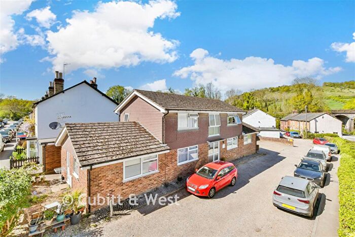 1 Bedroom Flat For Sale In Leslie Road, Dorking, Surrey, RH4
