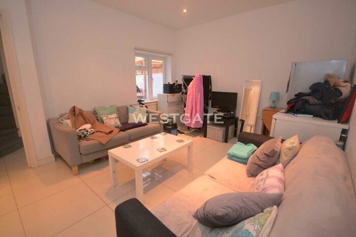 5 Bedroom Terraced House To Rent In Donnington Gardens, Reading, RG1