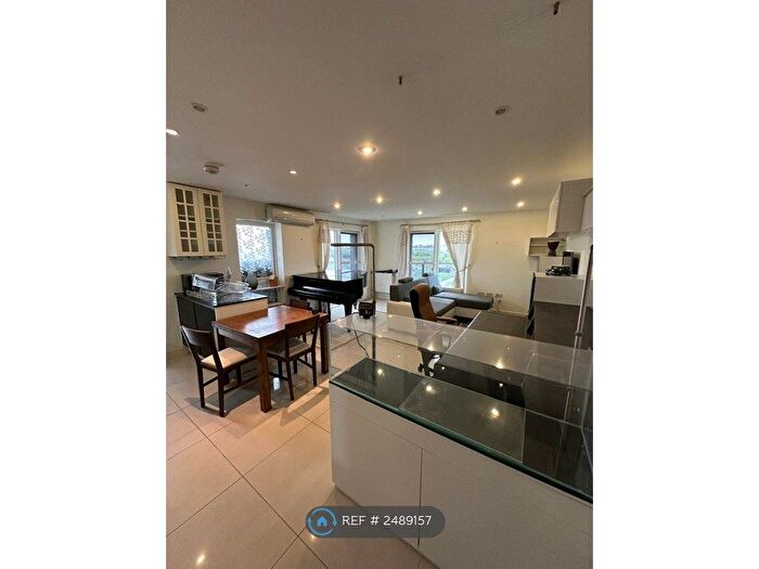 2 Bedroom Flat To Rent In Crested Court, London, NW9