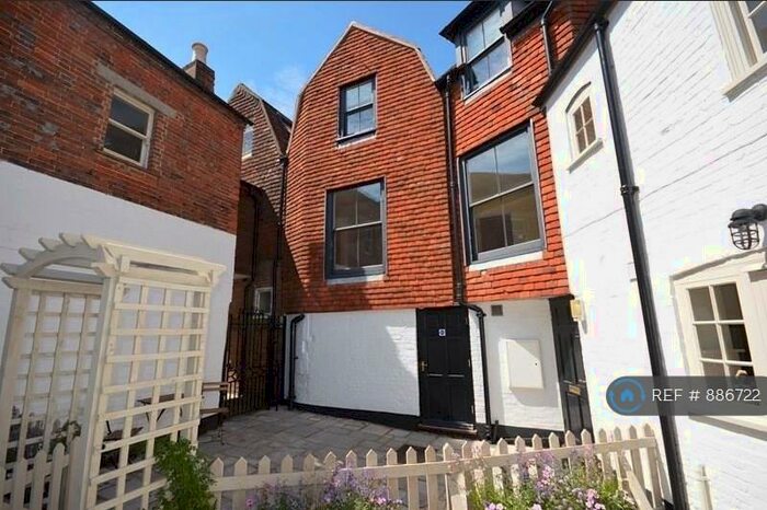 2 Bedroom Flat To Rent In Elgars Court, Lymington, SO41