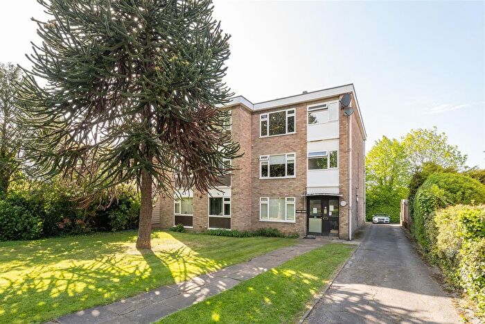 2 Bedroom Flat For Sale In Castle Avenue, Highams Park, E4