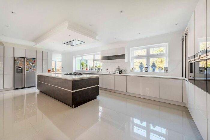 6 Bedroom Detached House To Rent In Cannon Hill, Southgate, London, N14