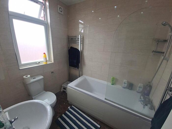 10 Bedroom House To Rent In Headingley Avenue, Leeds, LS6