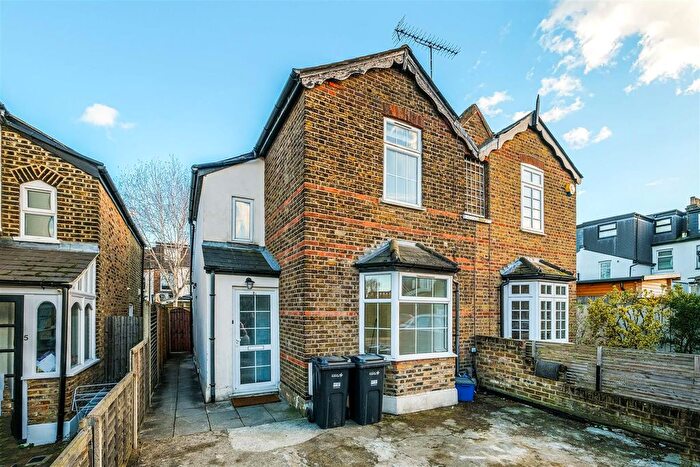 1 Bedroom Flat To Rent In Halstead Road, Wanstead, E11