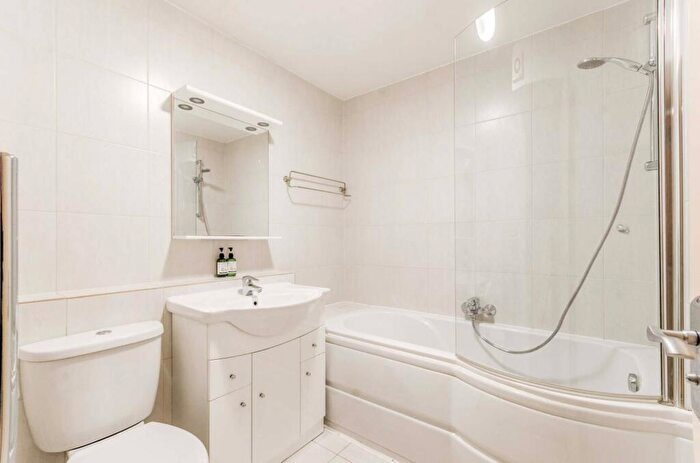 2 Bedroom Flat For Sale In Tamarind Yard, Wapping, London, E1W