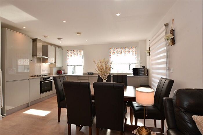 2 Bedroom Flat For Sale In Faringdon Avenue, Romford, Essex, RM3