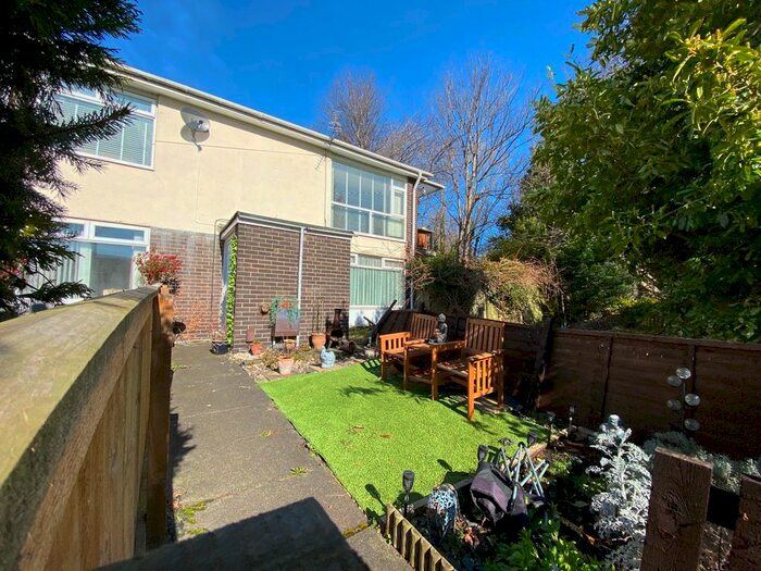 2 Bedroom Flat To Rent In Farnham Close, Lemington, Newcastle Upon Tyne, NE15