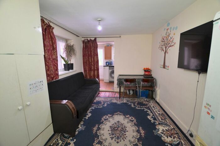 2 Bedroom Flat For Sale In Boundary Road, London, E13