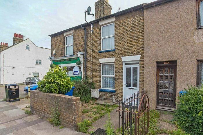 2 Bedroom Flat To Rent In Park Road, Sittingbourne, Kent, ME10