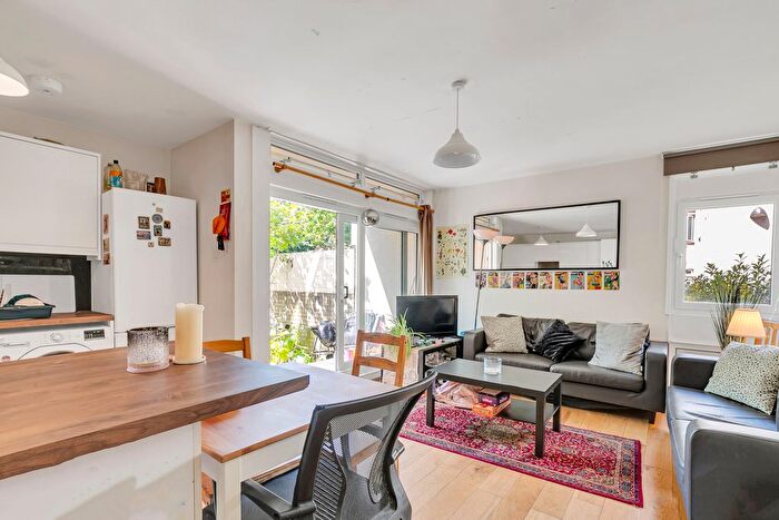 4 Bedroom Flat To Rent In Cedars Road, Clapham Town, SW4