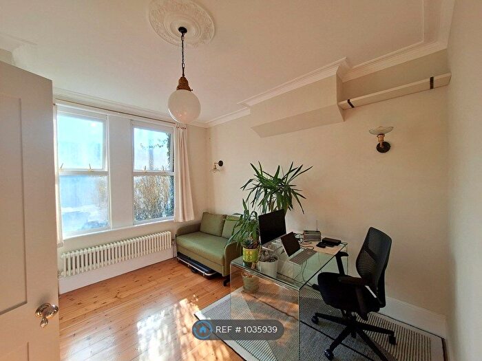 2 Bedroom Maisonette To Rent In Squires Lane, London, N3