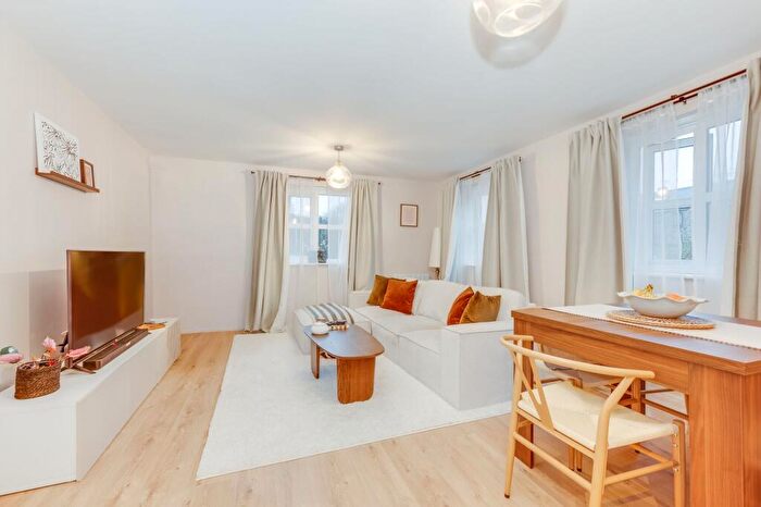 2 Bedroom Flat For Sale In St. Francis Close, Crosspool, S10