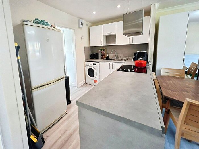 1 Bedroom Flat To Rent In Sutton Court, Wolverhampton, West Midlands, WV4
