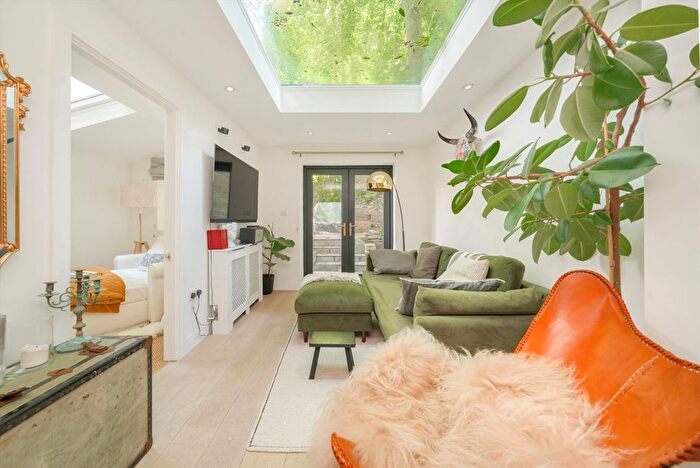 2 Bedroom Flat To Rent In Blythe Road, Brook Green, W14