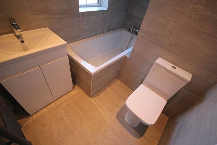 2 Bedroom Flat To Rent In The Market Place, Falloden Way, London, NW11