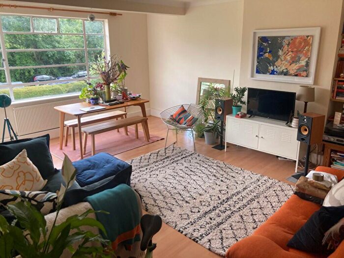 3 Bedroom Flat To Rent In Clissold Court, Greenway Close, London, N4