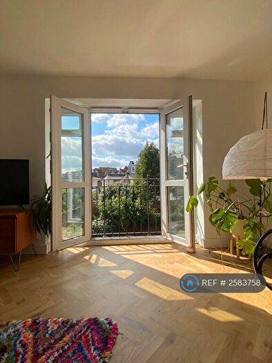 2 Bedroom Flat To Rent In Clissold Crescent, London, N16