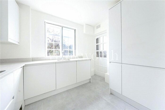 3 Bedroom Apartment To Rent In Lyttelton Road, London, N2