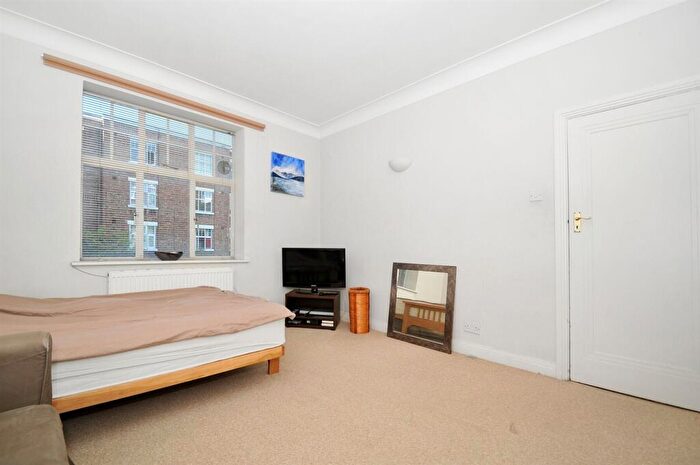 Apartment To Rent In Belsize Grove, London, NW3