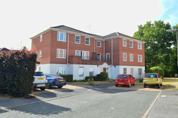 2 Bedroom Flat To Rent In Stoneleigh Park, Weybridge, KT13