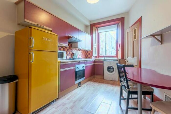 2 Bedroom Flat To Rent In Brougham Street, Edinburgh, EH3