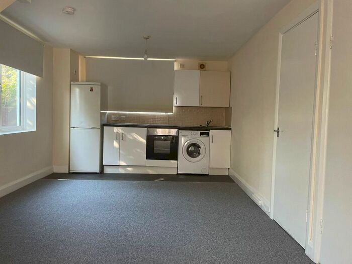1 Bedroom Flat To Rent In Western Avenue, London, NW11