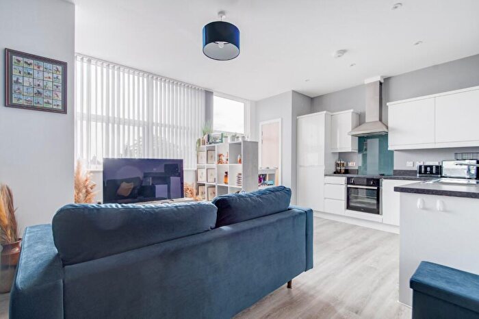 2 Bedroom Apartment For Sale In Stratford Road, Shirley, Solihull, West Midlands, B90