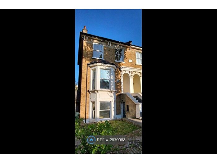 2 Bedroom Flat To Rent In Barry Road, London, SE22
