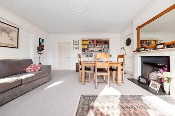 2 Bedroom Flat To Rent In Ouseley Road, Balham, London, SW12