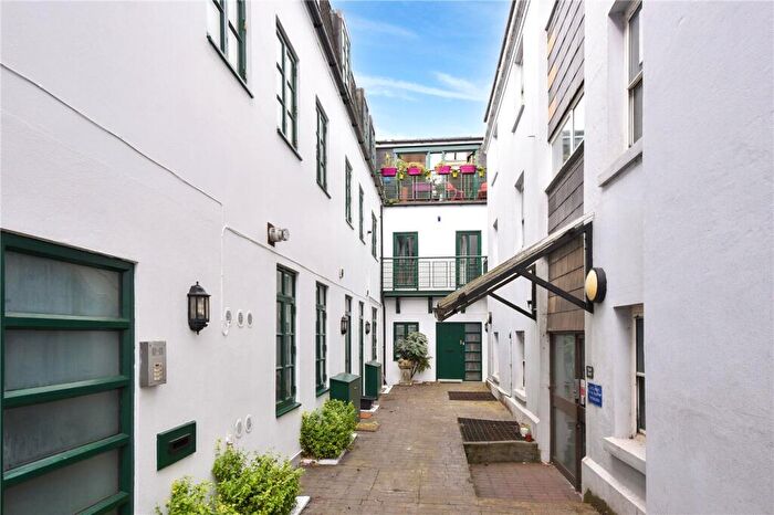 2 Bedroom Apartment For Sale In Wessex Court, Winchester, Hampshire, SO23