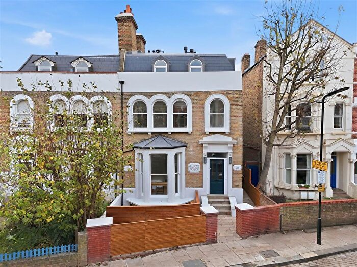 3 Bedroom Flat For Sale In Clissold Crescent, Stoke Newington, N16