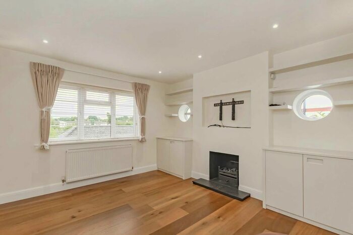 2 Bedroom Flat To Rent In Bushey Road, London, SW20