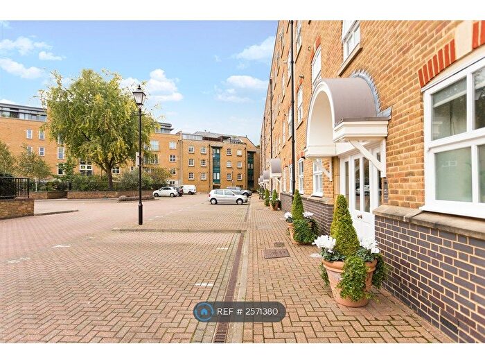3 Bedroom Flat To Rent In Leathermarket Court, London, SE1