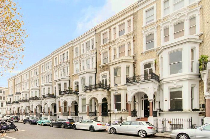 3 Bedroom Flat To Rent In Redcliffe Square, Chelsea, London, SW10