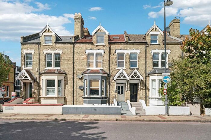 2 Bedroom Flat To Rent In East Hill, Battersea, SW18