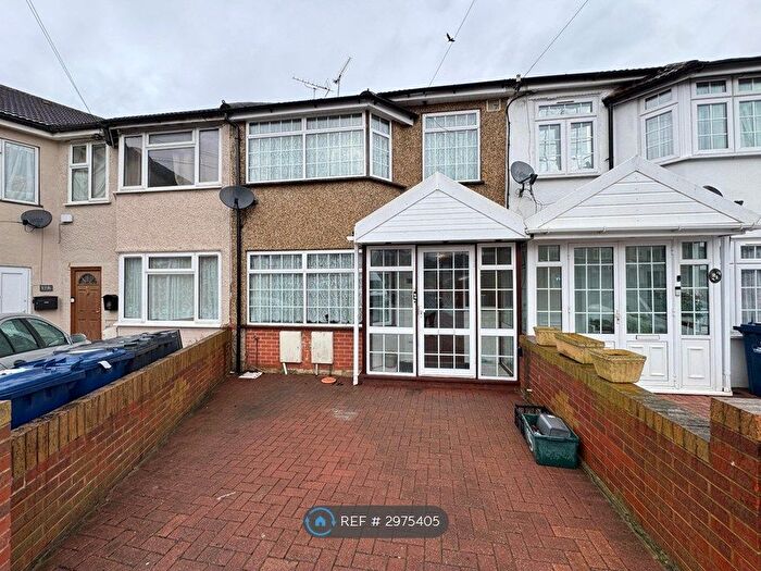 4 Bedroom Detached House To Rent In Waxlow Crescent, Southall, UB1